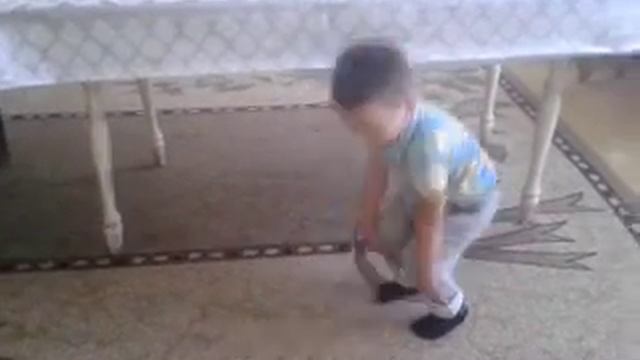 Бексултан читает намаз)) Он так хотел закончить)))) смотреть онлайн