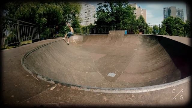 На скейте в пуле: основные элементы | Skateboarding in a pool: Basics смотреть онлайн