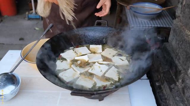 酸菜腌好了，小勇做猪肉酸菜炖粉条解解馋，酸香开胃，吃的太过瘾了!【农家的小勇】