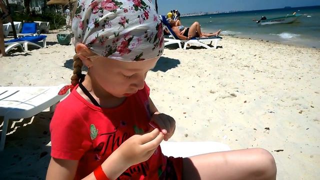 Киндер-Джой из Туниса на берегу моря. Яне нарисовали татушку. Kinder joy toys из Африки. смотреть онлайн