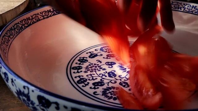 【会成一家】煮一锅西红柿鸡蛋汤，配上老妈烙的葱花鸡蛋饼，一家人吃得都挺香