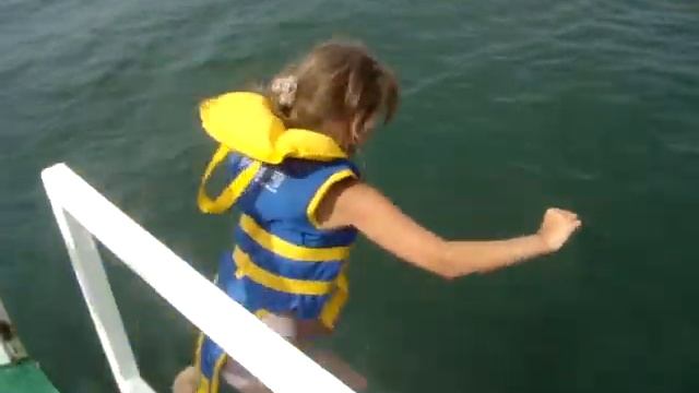 Саша прыгает на прогулочном катере смотреть онлайн