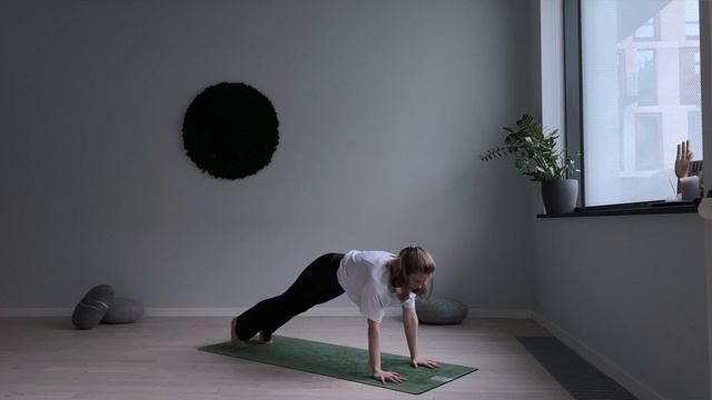 HOLI STUDIO - ХАТХА ЙОГА (сбалансированный класс за 15 минут) с Софьей Полтавец смотреть онлайн