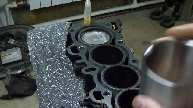 Установка поршня в цилиндр при помощи самодельной оправки.