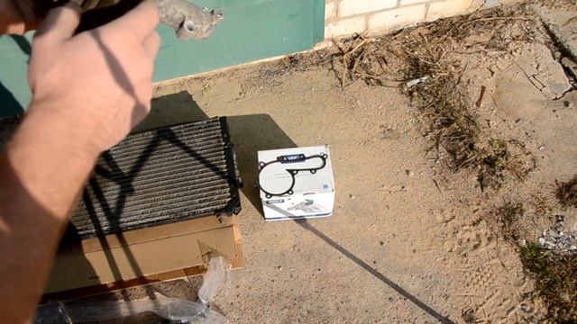 Land Cruiser-80, собираем после покраски, новые подкрылки, помпа, радиатор на кондей смотреть онлайн