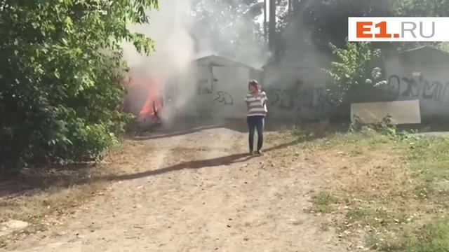 На улице Ухтомской пожарные погасили пламя в гаражах смотреть онлайн
