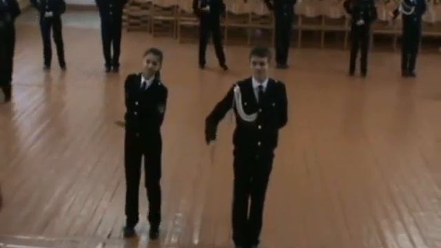Отработка танца выпускных классов к балу смотреть онлайн