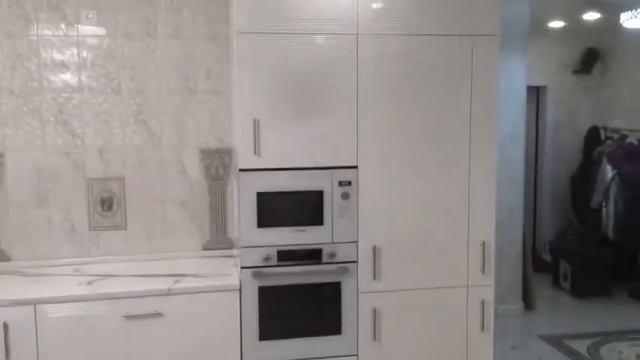 Кухня белая. Фасады эмаль глянцевая смотреть онлайн