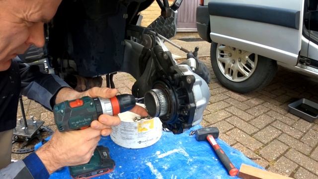 BMW R1200RT замена сальника и подшипника в редукторе. смотреть онлайн