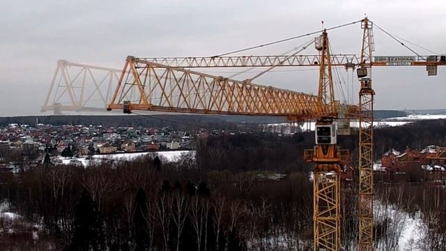 ТАНЦЫ КРАНОВ | Башенный кран LIEBHERR. Tower crane смотреть онлайн