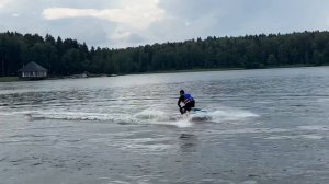 Трюк на гидроцикле: езда спиной вперед