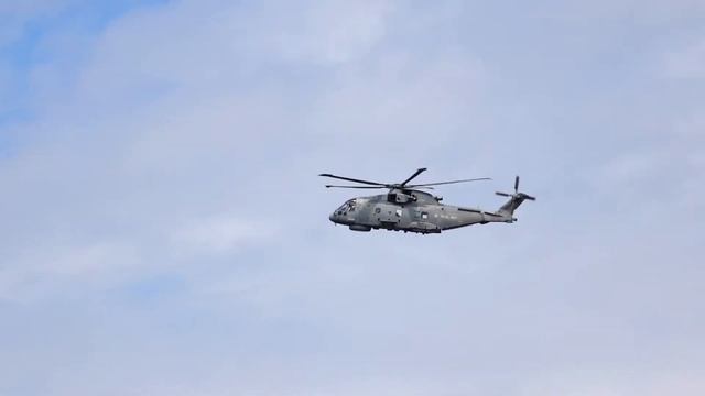AgustaWestland AW101 Merlin Helicopter over Navel College Dartmouth смотреть онлайн