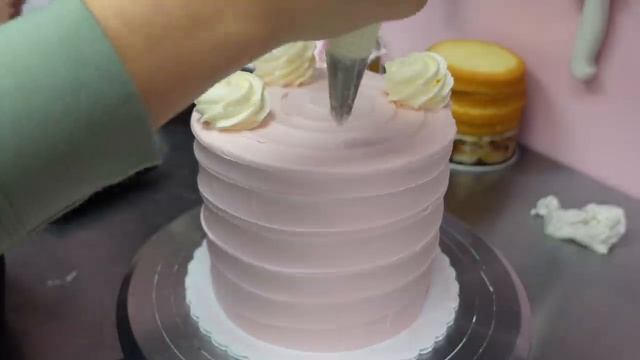 How Professional Cake Decorator Makes American Buttercream + What to Include in a Cake Order Form 4 смотреть онлайн