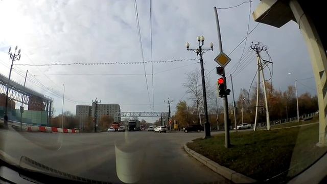 Можно ли не поворачивать на зеленую стрелку светофора, если вам нужно прямо?