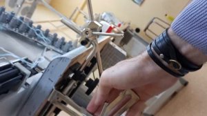 Установка ролика на швейную поясную машину.