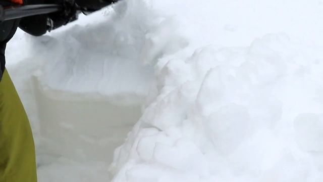 Много снега. Замело весь участок. Роем ходы! смотреть онлайн