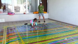 100 СЛОЕВ СКОТЧА! Огромный бассейн из скотча! Выдержит ли он Амельку и Папу