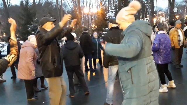 Любовь уходит с пожелтевшею листвой!!!??Танцы в парке Горького!!!??Харьков 2022 смотреть онлайн