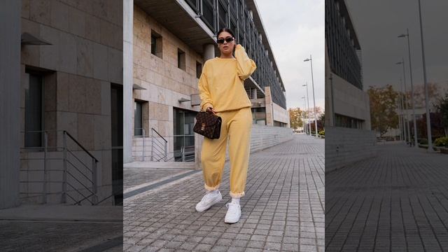17 ВАРИАНТОВ КАК СТИЛЬНО НОСИТЬ СПОРТИВНЫЙ КОСТЮМ И ПРИ ЭТОМ НЕ ВЫГЛЯДЕТЬ ДУРНУШКОЙ смотреть онлайн