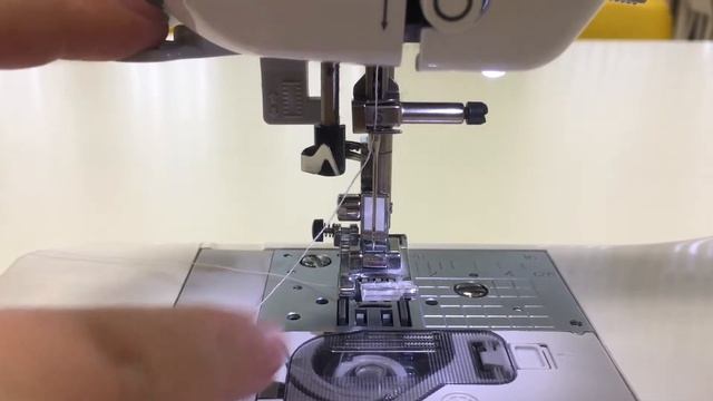 Заправка нити с помощью нитевдевателя в швейной машинке смотреть онлайн