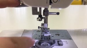 Заправка нити с помощью нитевдевателя в швейной машинке