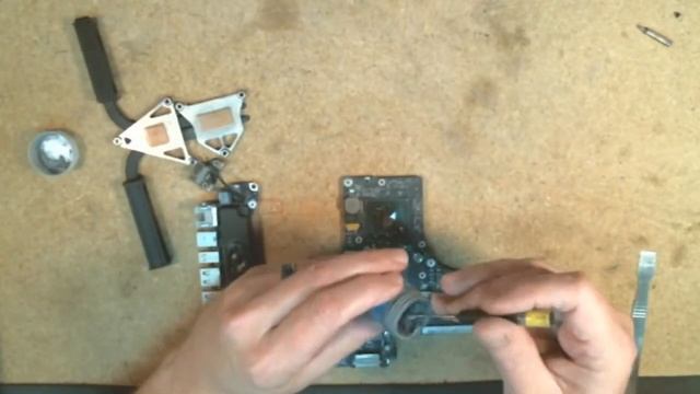 MacBook Pro A1502 - Teardown - New Thermal Paste - Cleaning The Fans & Heatsink