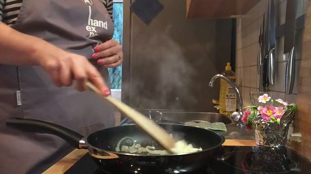 Галушки/ немецкие шпецли/ соус шампиньонный а-ля крем/ dumplings with mushroom sous ala crema смотреть онлайн