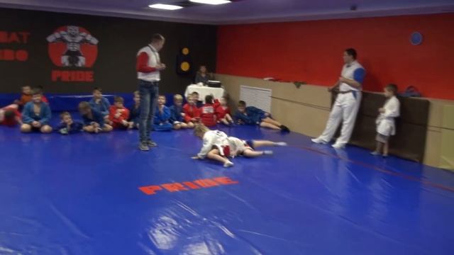 Открытое первенство клуба смешанных единоборств PRIDE по самбо и боевому самбо 28.12.2017 смотреть онлайн