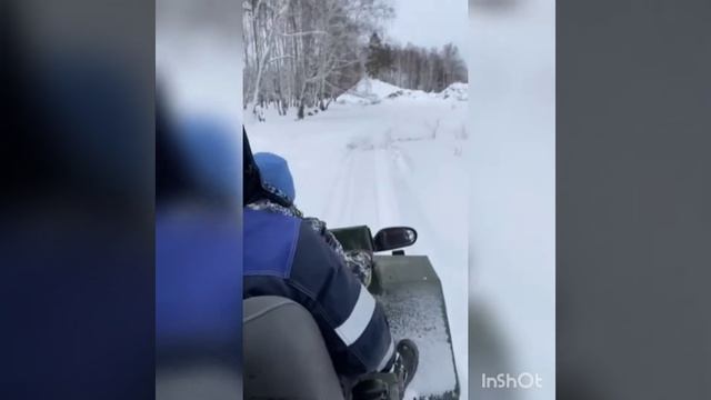 ребенок за рулём большого квадроцикла