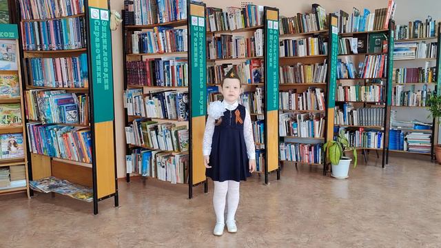 Очередная Екатерина читает стихотворение "Васильки", автор Бронислав Кижун смотреть онлайн
