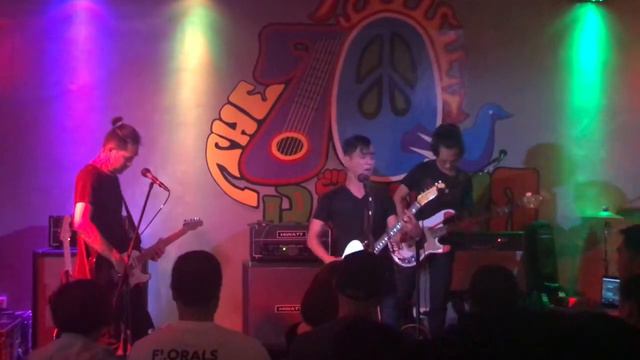 Plugin Baby - Muse (Soundcheckers Cover) | LIVE @ 70s Bistro смотреть онлайн