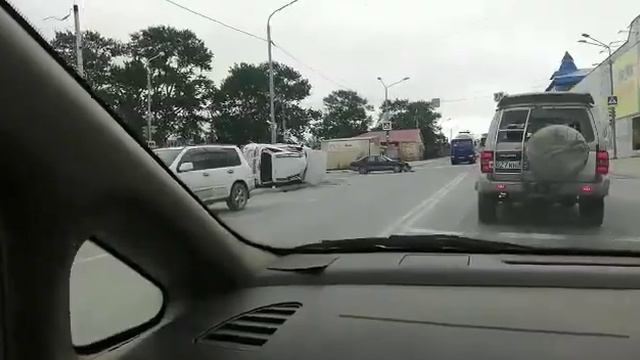 Внедорожник вылетел на тротуар в Южно-Сахалинске смотреть онлайн