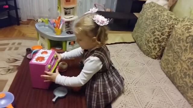 Игрушка печка,открываем духовую плиту. Toy oven, open oven смотреть онлайн