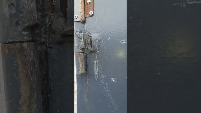 заклинило петлю на железной двери смотреть онлайн