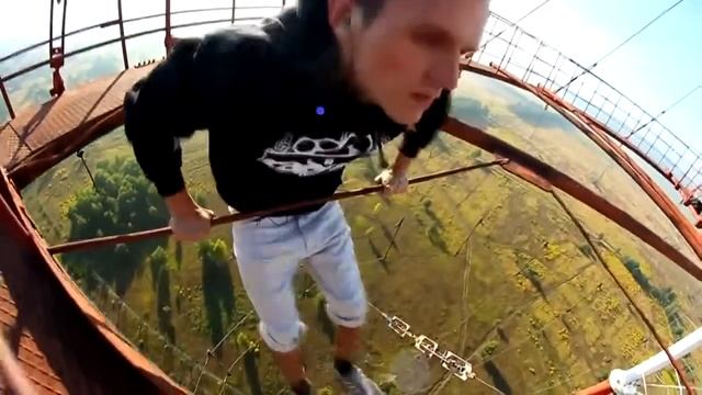 Очень экстримальный парень на большой высоте смотреть онлайн