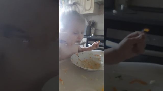 Полина смешно ест суп