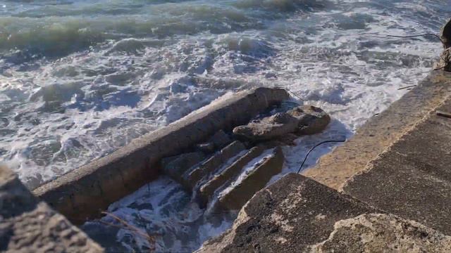 Волны точат набережную Лоо. Таймлапс. смотреть онлайн