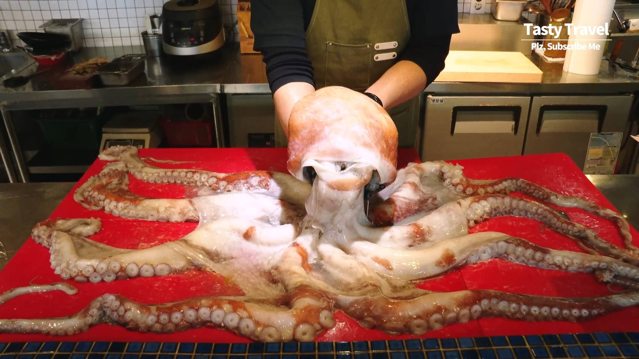 Удивительно вкусные морепродукты: гигантский осьминог, тунец, лосось. Азиатская кухня\Корейская еда смотреть онлайн