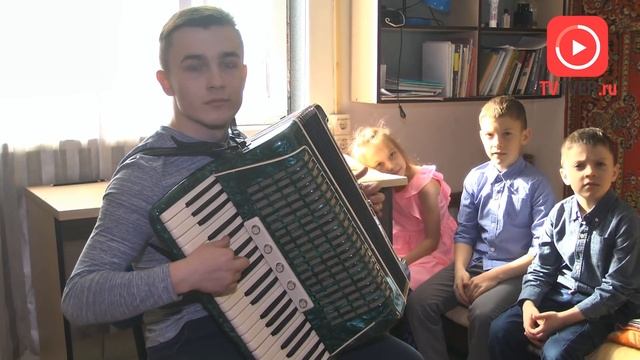 ПОД ТВЕРЬЮ ЖИВЕТ СЕМЬЯ, ВОСПИТЫВАЮЩАЯ 14 ДЕТЕЙ. 2018-03-22 смотреть онлайн