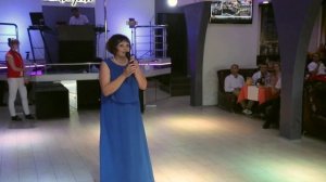 Мама поёт на свадьбе дочери очень душевную песню.