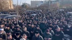 В центре Грозного проходит многотысячный митинг против местных оппозиционеров — семьи Янгулбаевых.