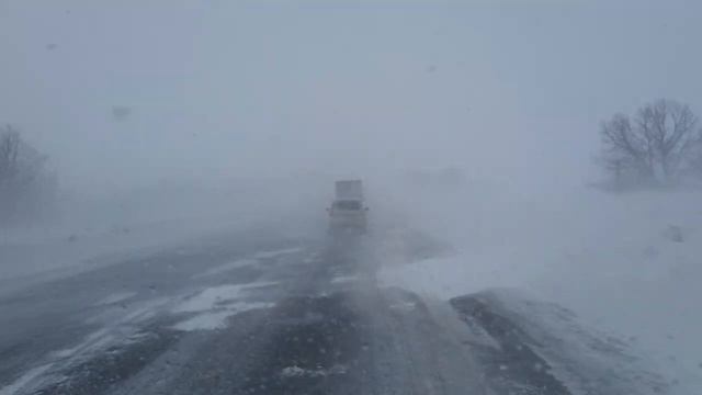В середине марта закрыли трассу. На участке Балаково - Вольск непроглядная пурга смотреть онлайн
