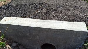 Въезд на участок , бетонные оголовки.