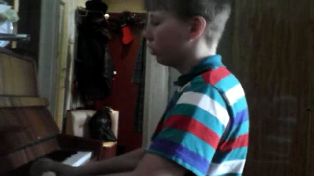 Класно играет на пианино и поёт! смотреть онлайн