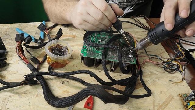 Блок питания Aerocool KCAS 800W после внешнего огня, удаление обгорелых проводов смотреть онлайн