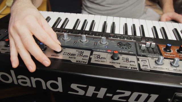 Roland SH-201 Quick atmospheric arp demo смотреть онлайн