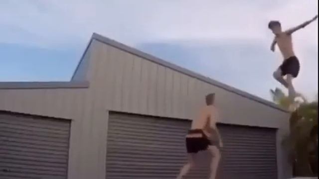 Как сломать спину на батуте, на даче. смотреть онлайн