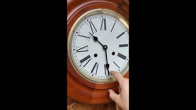 Старинные настенные часы с боем в деревянном круглом корпуcе Германия Начало ХХ века. смотреть онлайн