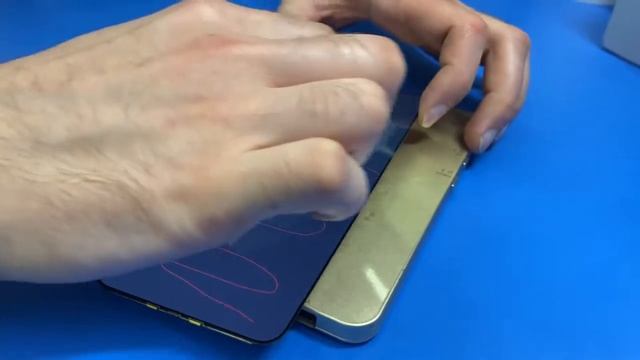 Станисла меняет стекло прямо на дисплее iPhone смотреть онлайн