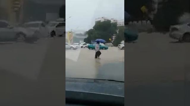 #Анапа Пешеходный переход у ТРЦ Красная площадь смотреть онлайн